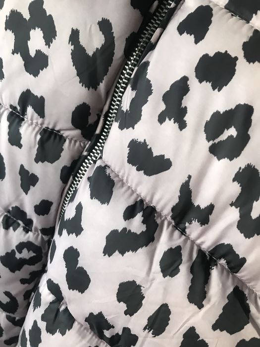 Jacheta Bershka puffer lila animal print