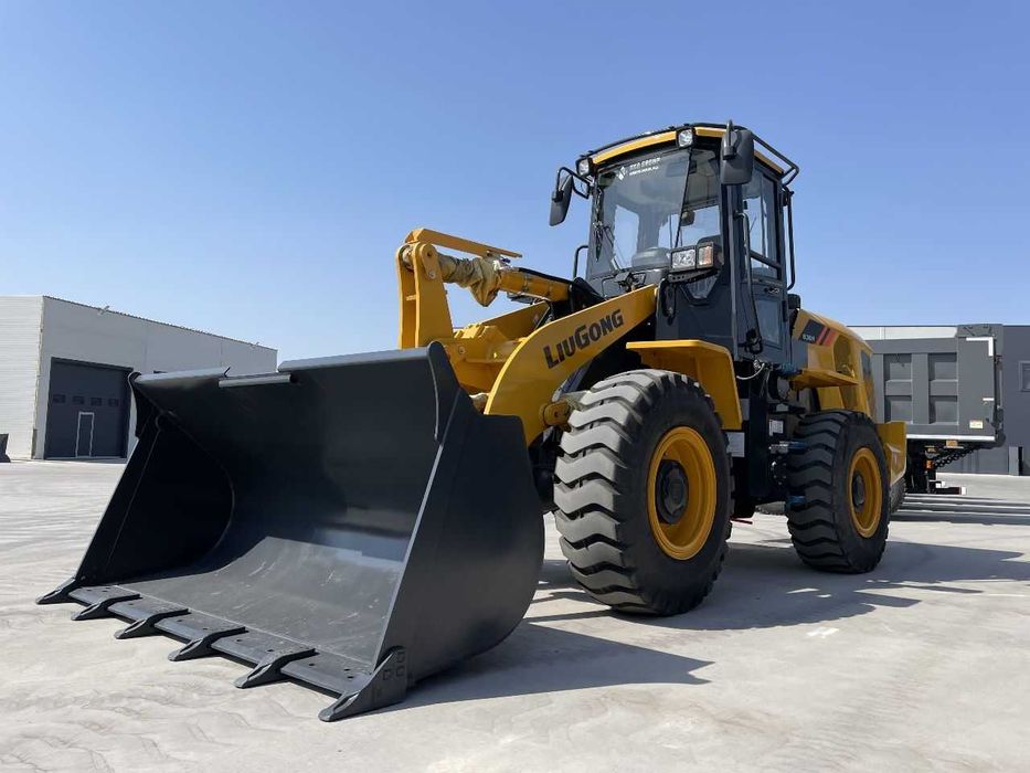 Услуги погрузчика. Погрузчики двухкубовые и трехкубовые.