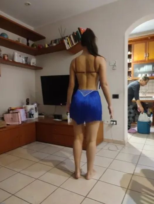 Продам костюмы для танцев