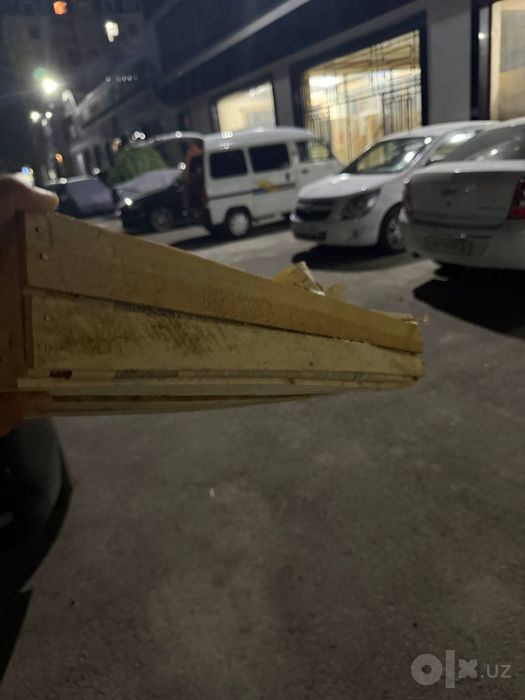 Bir qatorli yogoch yashiklar bor kop miqdorda plastmassa yashik ham