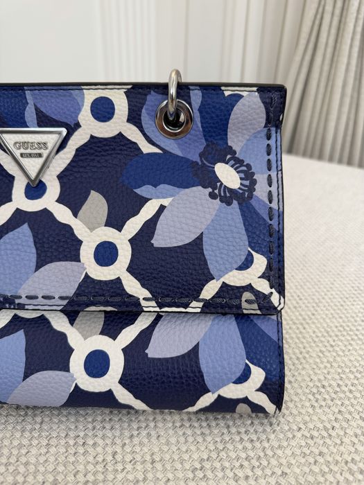 Сумка Guess среднего размера