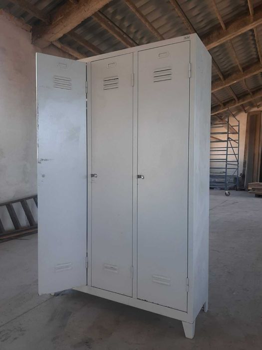 Шкафове и гардероби за персонал - различни модели .