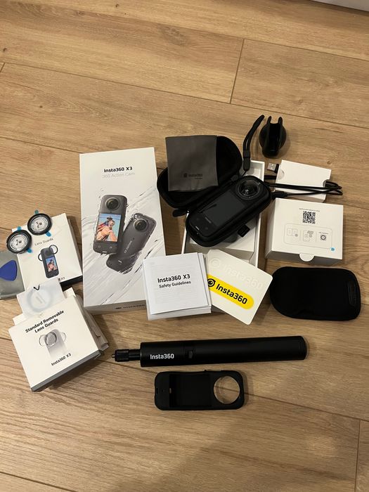 Екшън камера Insta360 x3, като нова с много аксесоари включени към цената!