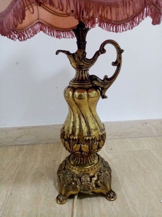 Lampă de tip carafă în stil baroc, realizată din bronz solid. Abajurul