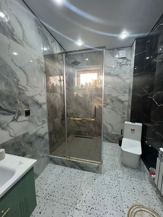Душевые кабины и перегородка