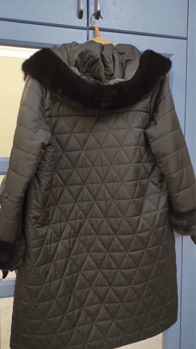 Зимний пуховик с меховыми вставками