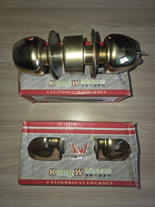 Дверные ручки с замком.