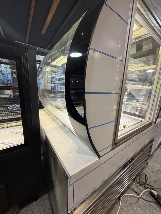 Хладилна витринина сладкарска