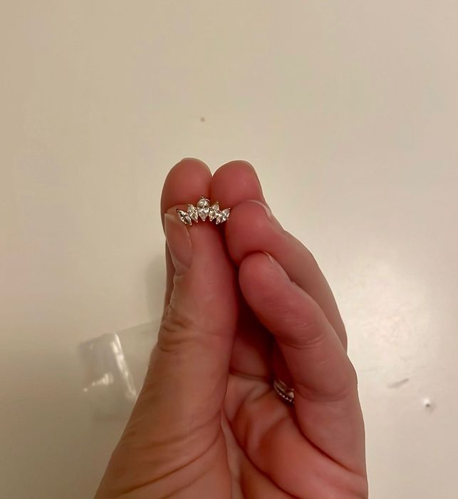 Пиърсинг обица в златна медицинска стомана