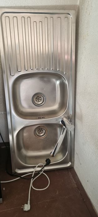 Фурна,котлони, микровълнова фурна, и мивка със смесител