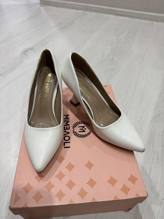 Продам белоснежные туфли