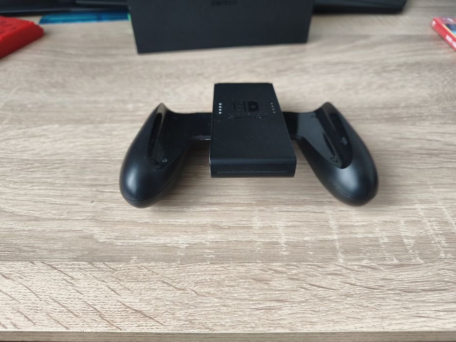 Продавам Nintendo Switch OLED в перфектно състояние с подарък калъф, стойка и игра