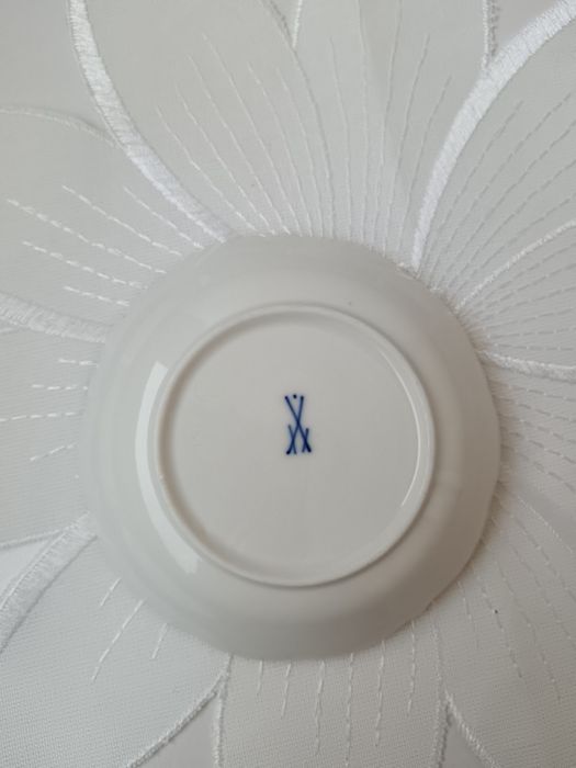 Meissen, чинийка/купичка с декор роза, маркировка кръстосани мечове