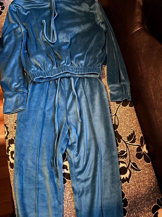 Vând trening damă catifea,mărimea Xs dar merge și S.