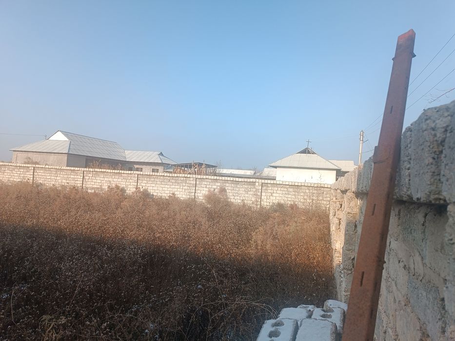 Ахунбабаевда 5 хонали участка сотилади. 6 сотих.