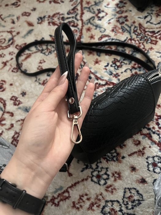 черная сумочка со змеинным принтом