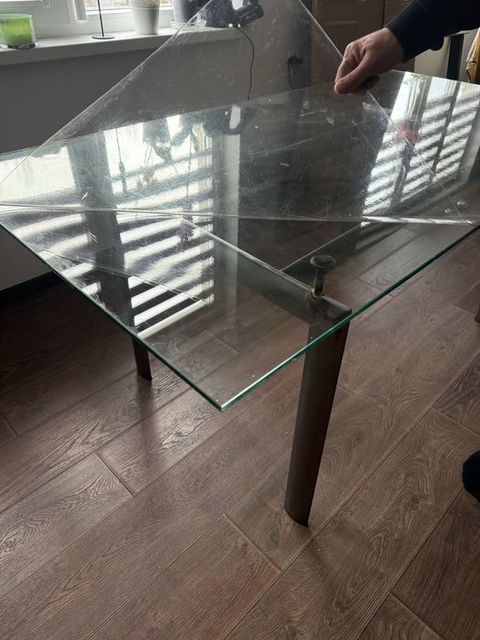 Трапезна маса с  плот стъкло с алуминиеви  крака