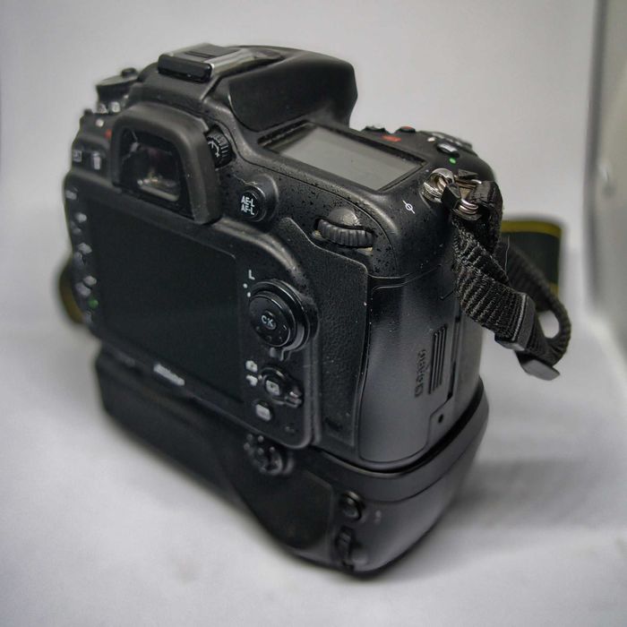 Nikon D7100 + Grip + Nikon 18-200m + Nikon 35mm F1.8 + Accesorii