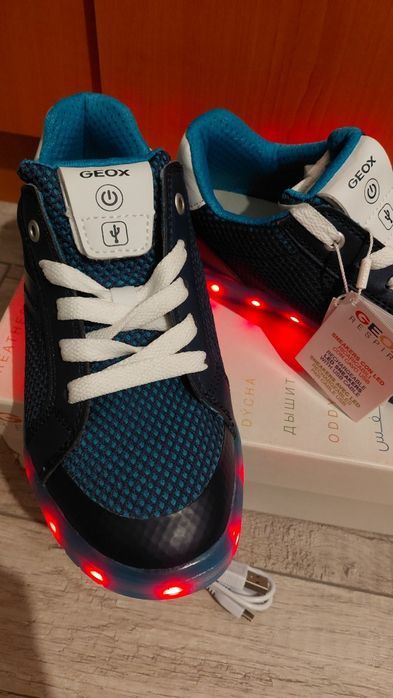 Pantofi noi pentru copii Geox Respira cu LED-uri, marimea 34