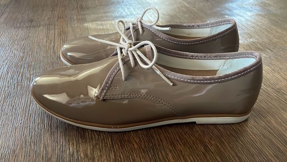 Продам туфли и шлепки. Новые