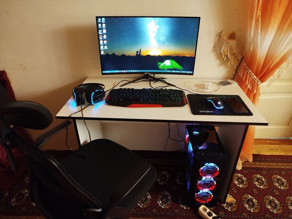 Stol kompyuteri dasturlash treyding dizayner ishlari uchun moʻshniy