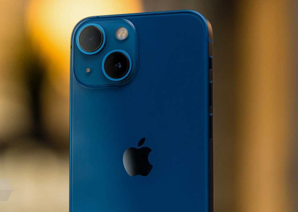 iPhone 13 Blue vs Midnight Color Comparison - YouTube