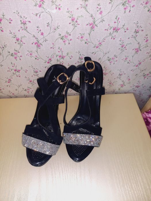 Продам босоножки