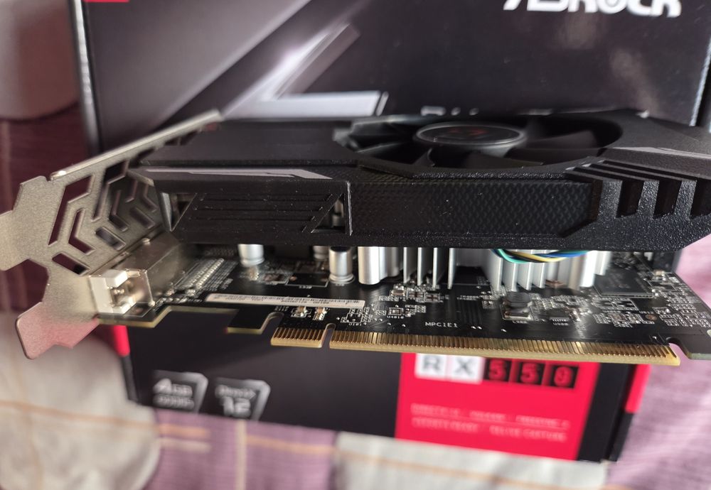 Placă video RX550 Asrock 4gb DDR5 memorie,128bit,nouă