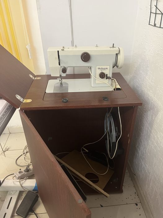 Продам швейную машинку