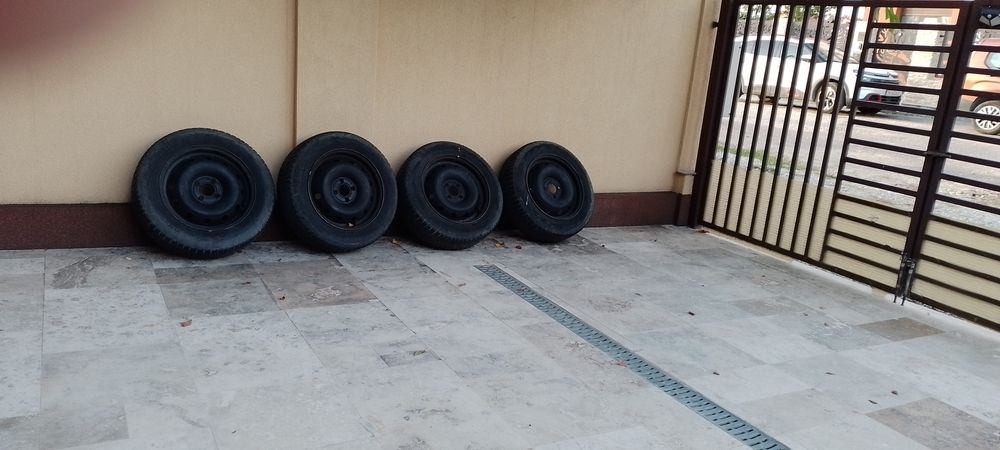 Vând genți cu cauciucuri de iarna pentru logan