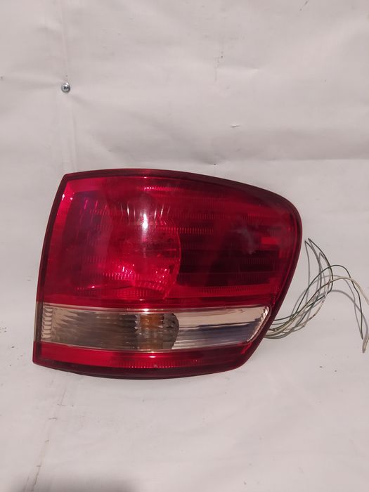 Фонарь Toyota avensis verso