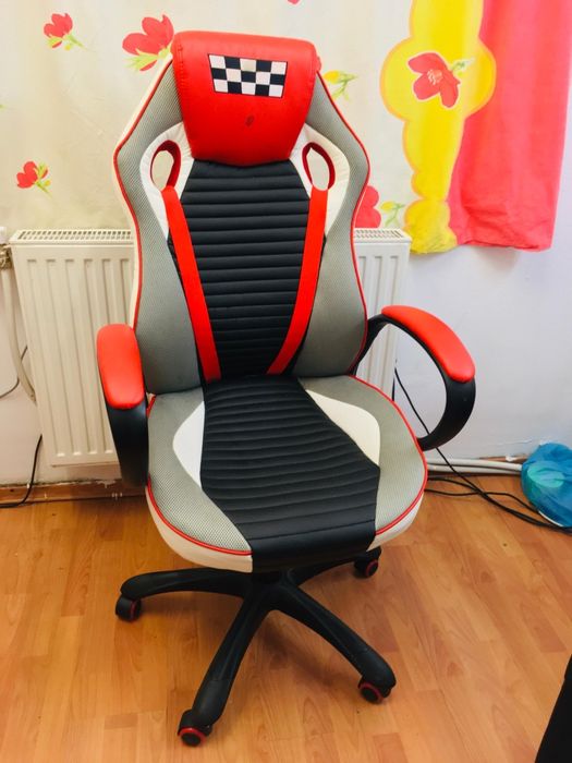 Scaun de gaming în stare foarte bună de vânzare la un preț foarte rezo