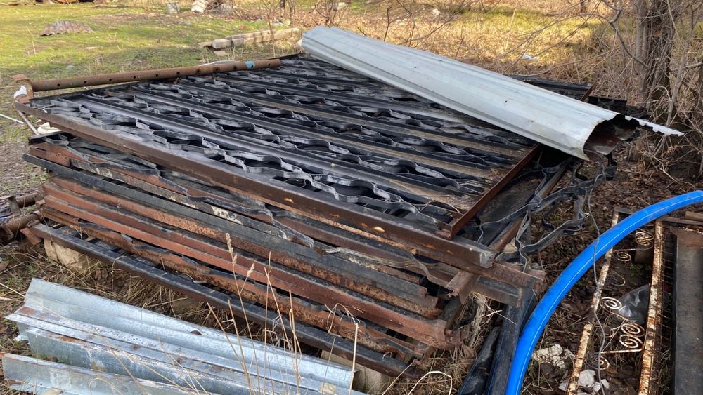 Қоршауға арналған решеткалар бар