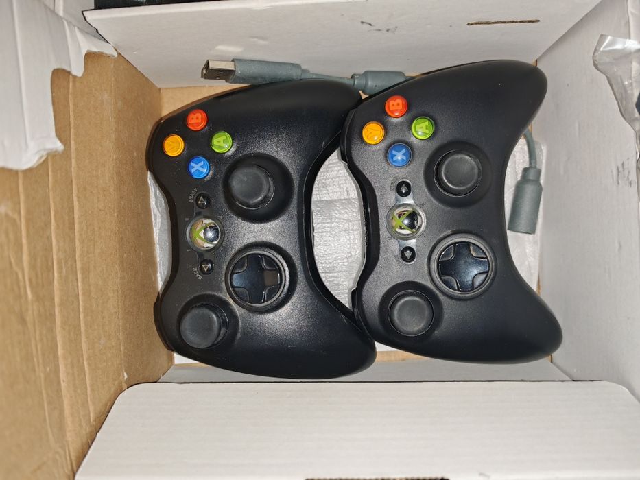 Xbox 360 la cutie 2 manete +kinect Microsoft