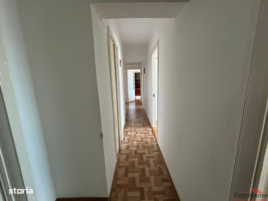 Apartament cu 3 camere de vanzare, zona Ceasul Rau.