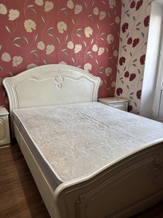 Спальный гарнитур: кровать, комод с зеркалом и 2 тумбы