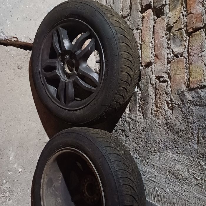 Продавам 4 джанти с 4 всезонни гуми и 2 зимни на 100км