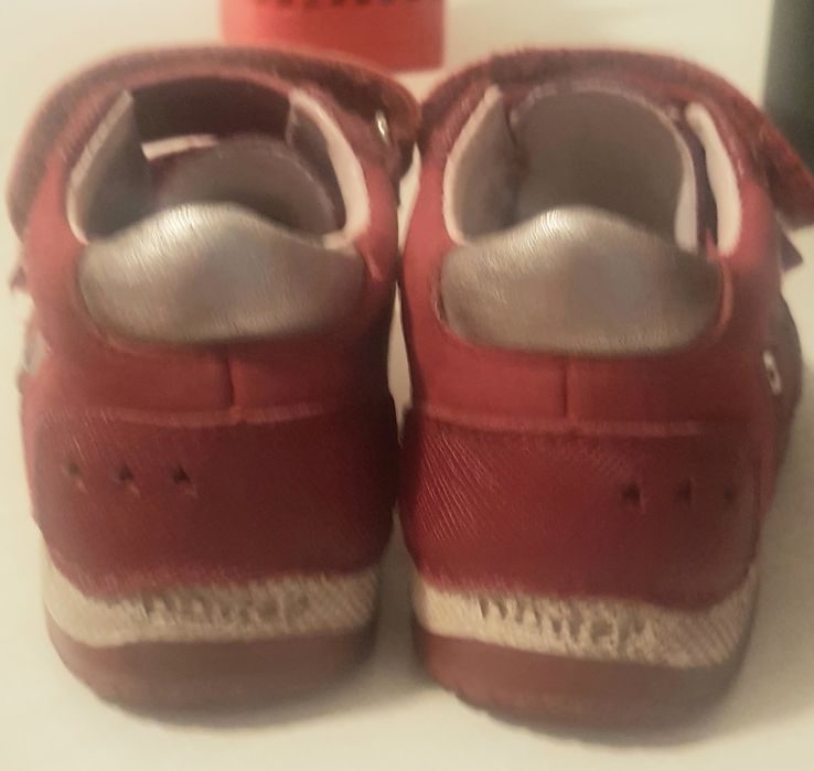 Ghetuțe tip adidași roșii