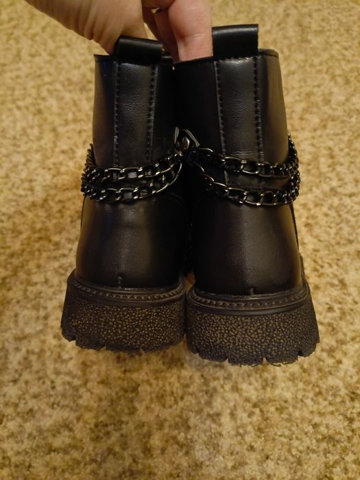 Продам ботинки на девочку осень-весна