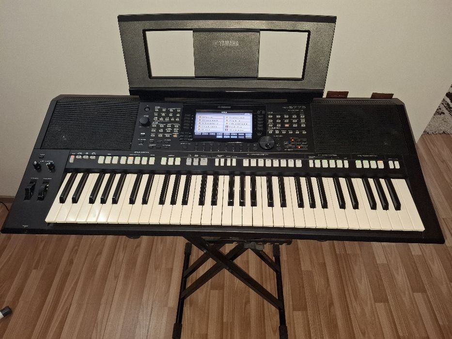 Vând orga yamaha PSR S775