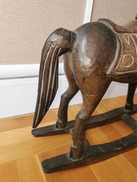 Антикварно Дървено люлеещо се конче в кафяв цвят играчка фигура декор