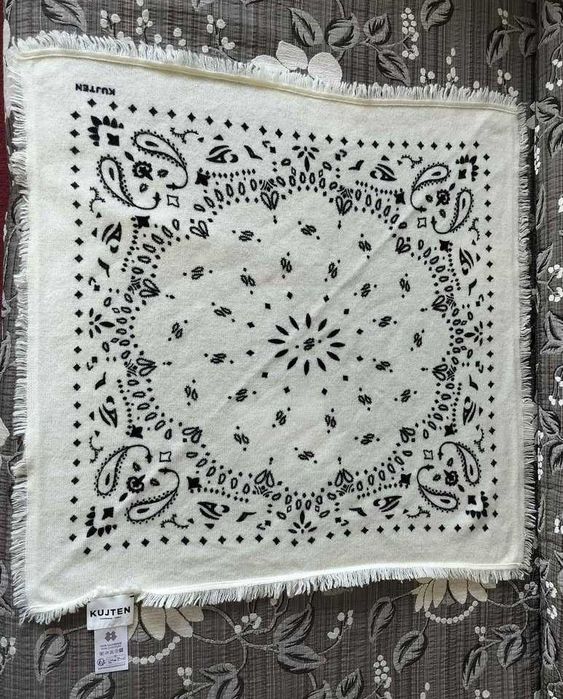 Vând Bandana cashmir Hachi Kujten, dimensiune 50x50 cm