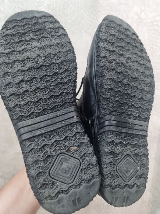 Продам ботинки мальчик весна дешево