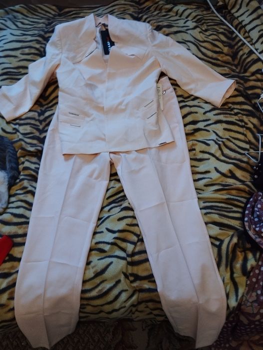 Продам женское платье, костюм