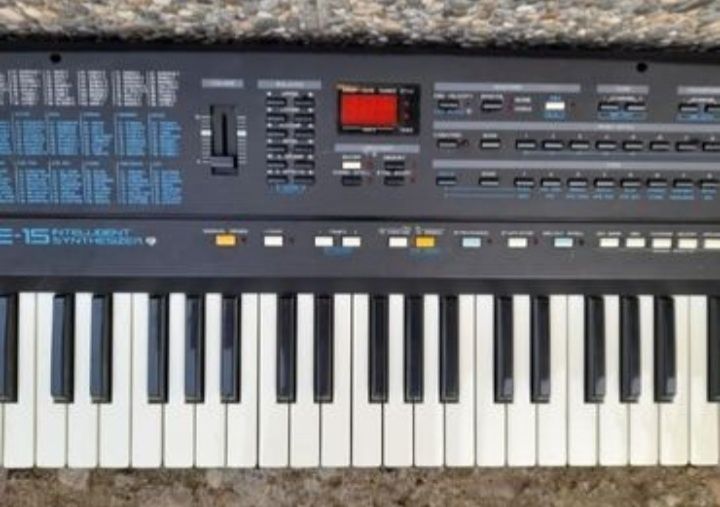 orga electronica - sintetizator Roland E-15 / Roland E-16