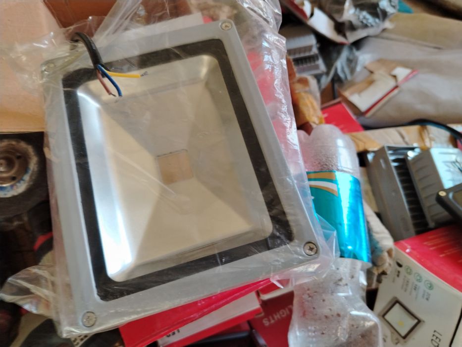 Продам прожектор по шт 1500