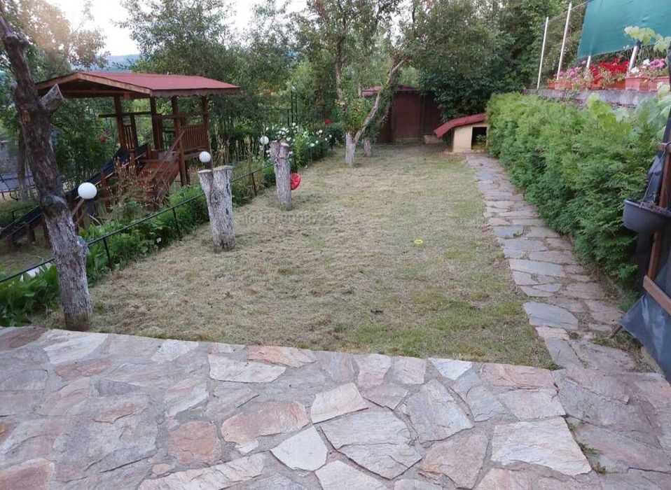 Поддръжка на тревни площи