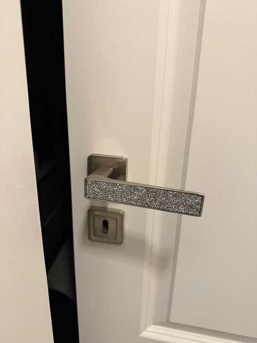 2 Seturi de mânere pt uși, model CRISTAL, stare impecabila