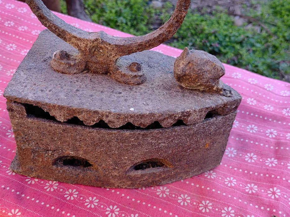 Старинна ютия на въглища