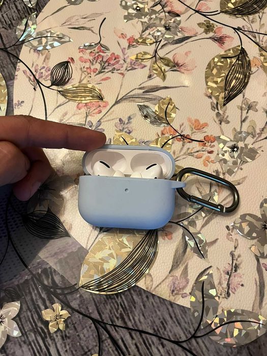 Vand airpods pro in stare foarte buna + husa !